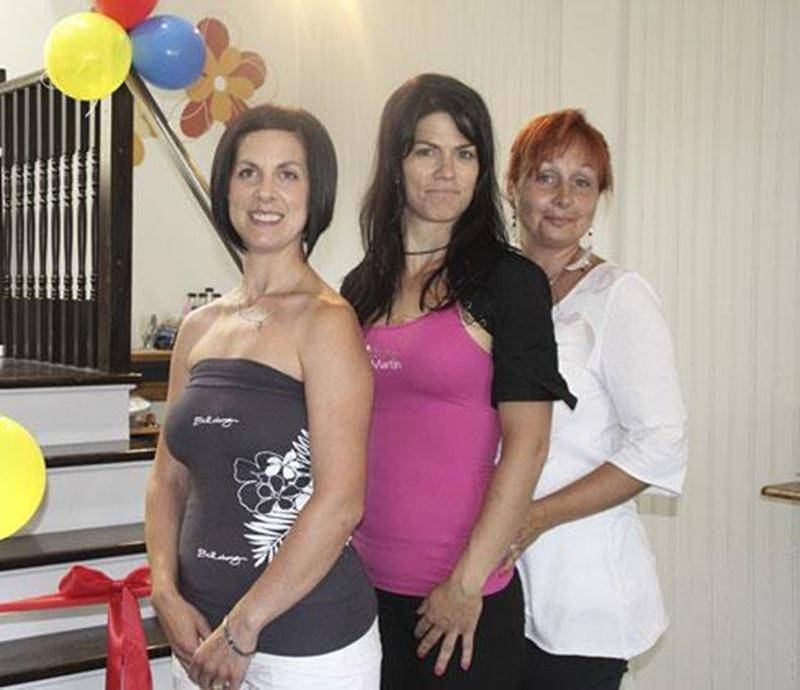 L'ouverture officielle du salon Coiffure Susie Martin, de la Friperie Les Tinamis et de l'Atelier de bijoux en crystal de Swarovski / Manucure et pédicure Mélanie Chaussée s'est déroulée le 20 juin au 151 rue Yamaska, à Saint-Denis sur Richelieu. Un commerce trois en un comme on aime! Après avoir abrité un restaurant avec station d'essence, une boutique de tissus et plus récemment un logement, vous y retrouverez maintenant, sous un même toit et fraîchement rénové, l'habile coup de ciseau de la c