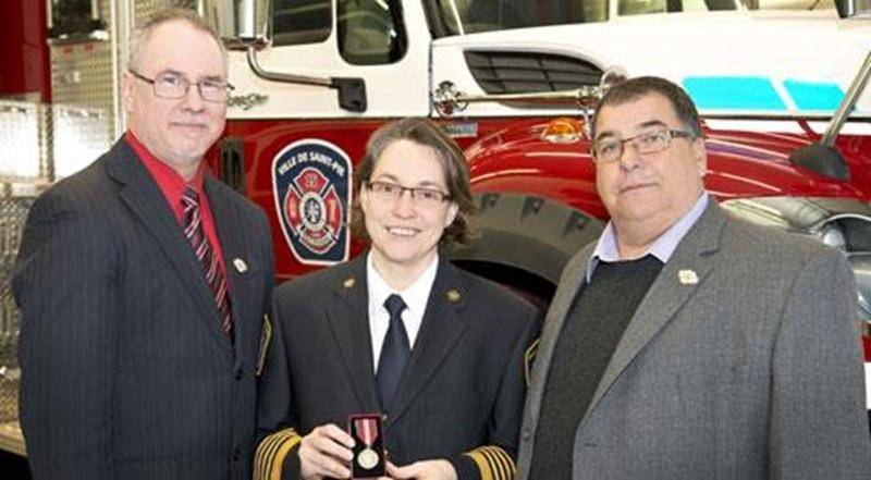 Julie Fontaine, directrice du Service de sécurité incendie de la Ville de Saint-Pie, a reçu la médaille du jubilé de diamant de la Reine Élizabeth II. Mme Fontaine se dévoue pour son Service incendie et au Service des Premiers Répondants. Elle est impliquée aussi dans diverses associations incendie. Julie Fontaine, femme d’exception, est très respectée par ses confrères de travail et par les citoyens. Elle se fait un devoir de se rendre disponible pour effectuer du travail bénévole dans sa commu