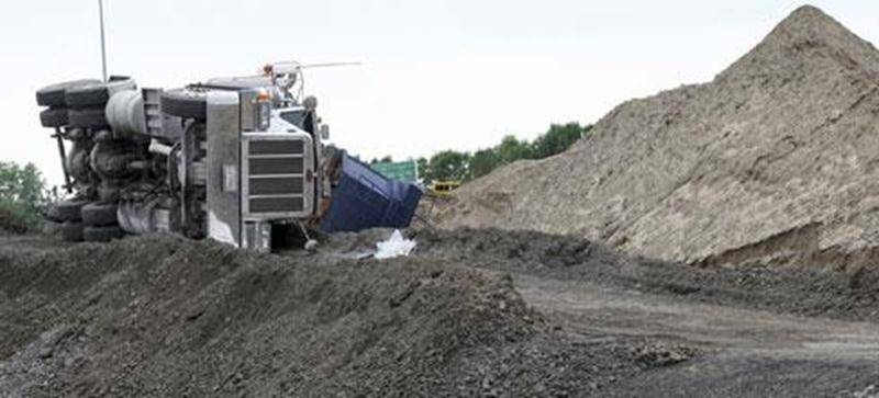 Une situation inusitée est survenue sur le chantier de construction du nouveau viaduc du boulevard Laframboise. Un mastodonte s'est retrouvé les quatre fers en l'air, mardi, alors qu'il se trouvait sur le chantier. Heureusement, le conducteur n'a pas été blessé.