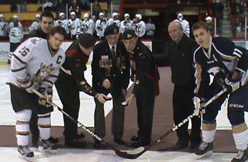Lors de la mise au jeu protocolaire du match de hockey des Lauréats de Saint-Hyacinthe le 9 novembre, on a souligné le Jour du Souvenir. Parmi les invités sur le tapis rouge, un vétéran de la deuxième Guerre mondiale et l’adjudant-maître au Corps de Cadets no 1 de Saint-Hyacinthe, Alex Blanchette (troisième à partir de la gauche). Le Corps de Cadets de Saint-Hyacinthe enseigne aux jeunes de 12 à 18 ans : le sens du civisme, le respect des autres, l’altruisme, le leadership, la survie et la débro