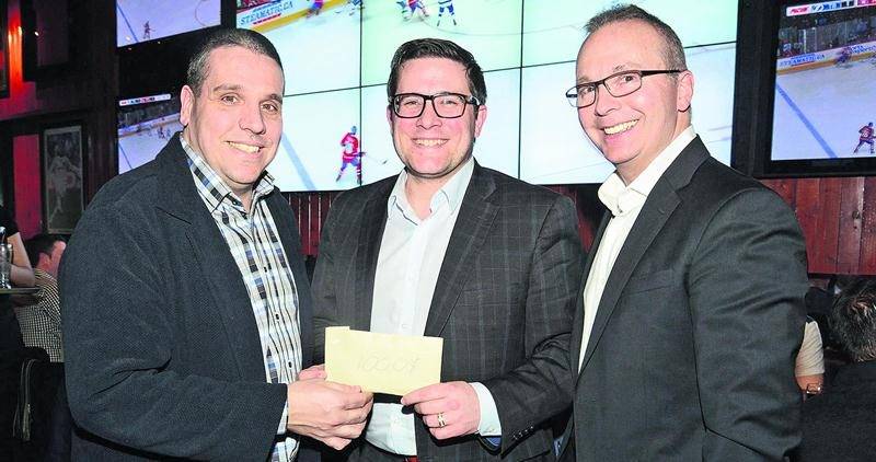 Le gagnant de la contribution volontaire en compagnie du président d’honneur Martin Bourassa et Pascal Milotte, président des bénévoles de la section locale de la Société canadienne du cancer. Photo François Larivière | Le Courrier ©