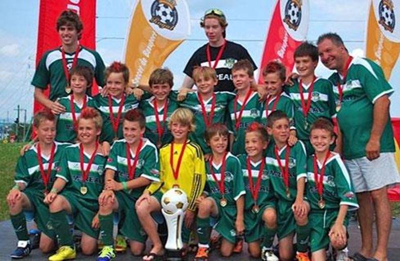 Le U11 masculin A du FC Saint-Hyacinthe a remporté sa première médaille d’or au tournoi de Beauport, cette fin de semaine, en triomphant par la marque de 5 à 1 contre le Club de soccer du Bas-Richelieu. Les Maskoutains ont connu un parcours sans faille, marquant 23 buts et n'en accordant que quatre. L'entraîneur-chef est Julien Pinsonneault, et ses adjoints sont Étienne Champigny et Yves Caron. Il est important de souligner le travail de Julien, qui s’implique passionnément pour permettre à ces