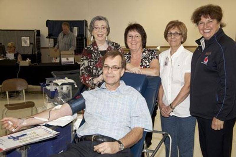 La collecte de sang du 1 er octobre au Centre Aquinois a permis de recueillir 126 dons de sang. À cette occasion, Michel Millette a fait son 30 e don. On le voit sur la photo entouré de Mme Dumaine, Carmen Cloutier, Susan Yvon et Monique Paradis, superviseure.