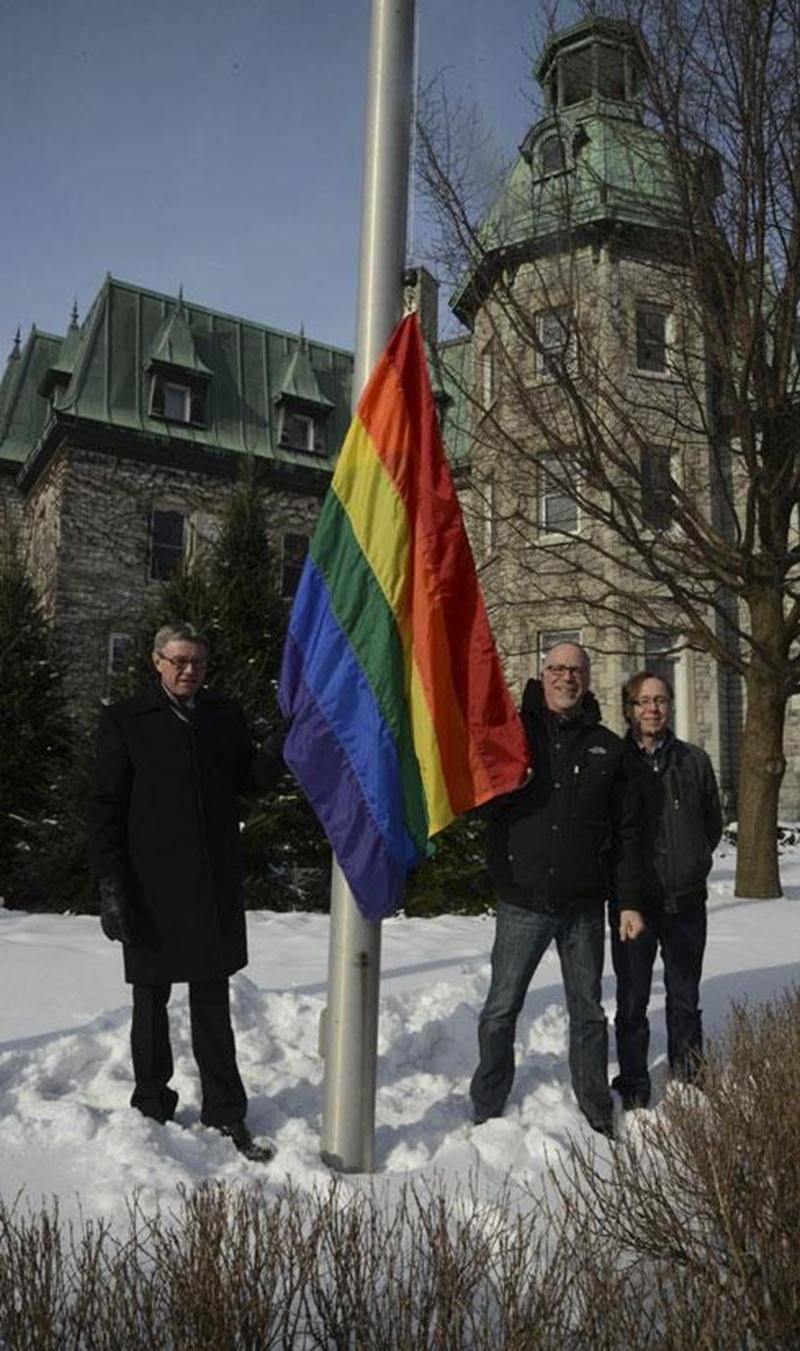 Au cours de la dernière semaine, le drapeau arc-en-ciel de la fierté gaie a flotté bien haut devant l'Hôtel de Ville de Saint-Hyacinthe afin de dénoncer la loi homophobe adoptée en Russie avant les Jeux olympiques de Sotchi. Ce geste symbolique a été salué par l'organisme Jeunes Adultes Gai-e-s de Saint-Hyacinthe.