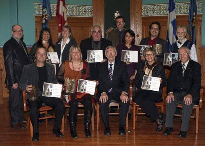 La Ville de Saint-Hyacinthe a honoré récemment neuf bénévoles maskoutains qui ont été candidats à l'obtention de prix d'excellence québécois en 2012. Des certificats de reconnaissance leur ont été remis lors d'une réception civique qui s'est déroulée à la salle des Arts de l'hôtel de ville. Nous voyons ici, au premier plan, André Mathieu, copropriétaire des Entreprises Bertrand Mathieu, firme lauréate d'un prix Dollard-Morin (PDM) pour son soutien au bénévolat; Christine Laroche, lauréate région