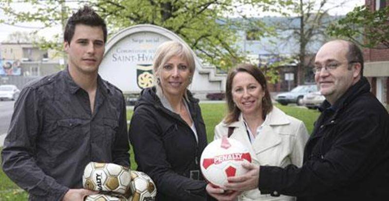 Des équipements sportifs d'une valeur totale de plus de 4 000 $ ont été remis aux écoles Lafontaine, Saint-Sacrement, Larocque et Maurice-Jodoin par l'Association Défi Futsal, en collaboration avec Penalty Multi Sport Canada. L'Association Défi Futsal soutient ainsi la mise en place de programmes d'activité physique s'adressant à plus de 400 élèves du niveau primaire. Sur la photo, de gauche à droite : Vincent Cournoyer, fondateur de l'Association Défi Futsal, Claudine Cabana, directrice de l'éc