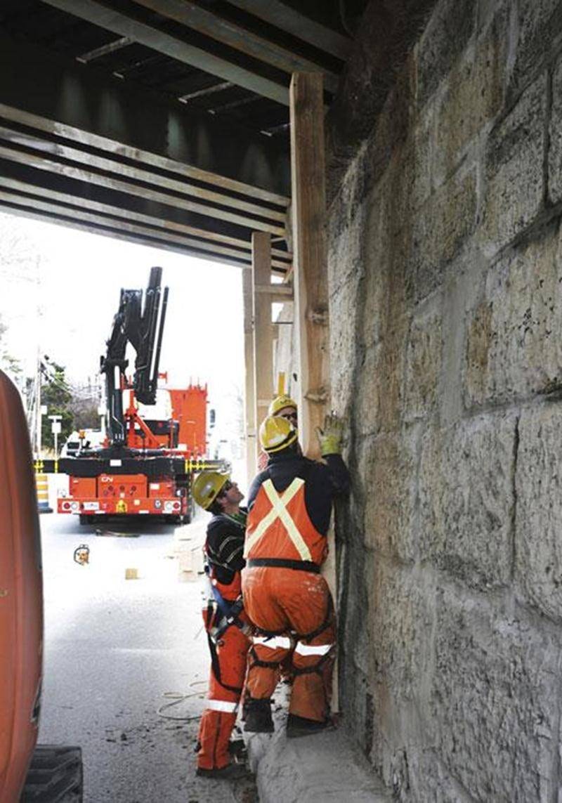 Même si l'opération de remplacement du tablier du tunnel Girouard est terminée, l'équipe du Canadien National (CN) prolongera sa présence à Saint-Hyacinthe le temps de compléter le nettoyage du site. Un grillage sera aussi installé afin de recouvrir la partie aérienne intérieure du pont. Ces derniers travaux ne devraient pas entraver la circulation routière, a indiqué, sans pouvoir le confirmer, la directrice des communications aux entreprises du CN. La dernière inspection détaillée du tunnel Gi