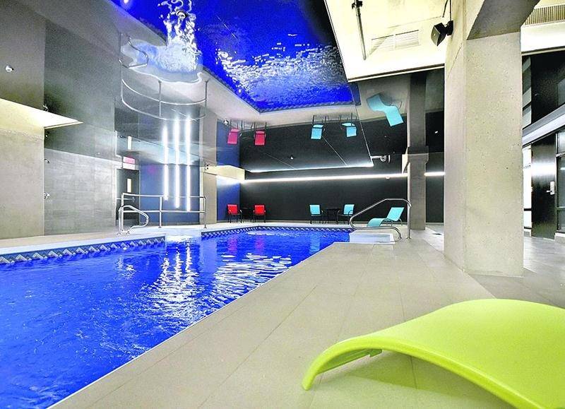 Une salle de musculation et une piscine sont mises à la disposition de la clientèle. L’installation d’un plafond tendu permet des reflets intéressants. Photo François Larivière | Le Courrier ©