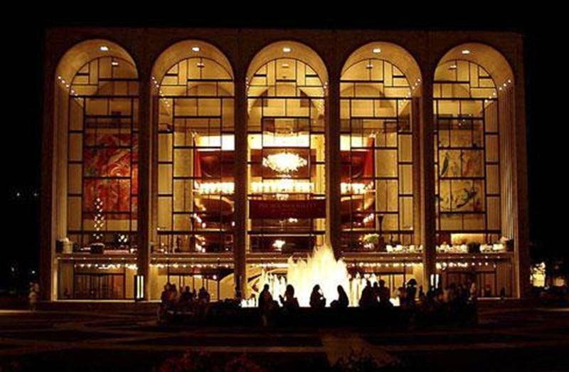 Les amateurs d'opéra seront servis. Pour une sixième saison, la populaire série du <em>Metropolitan Opera</em>, composée de douze opéras, sera présentée en direct au Cinéma Saint-Hyacinthe dès le samedi 13 octobre. Diffusée en haute définition et en ambiophonie, la saison 2012-2013 sera haute en couleur avec les pièces de Verdi, telles que <em>Otello</em>, <em>Un Ballo in Maschera</em>, <em>Aida</em> et <em>Rigoletto</em>. Mais aussi avec les oeuvres <em>The Tempest</em> et <em>Parsifal</em> don