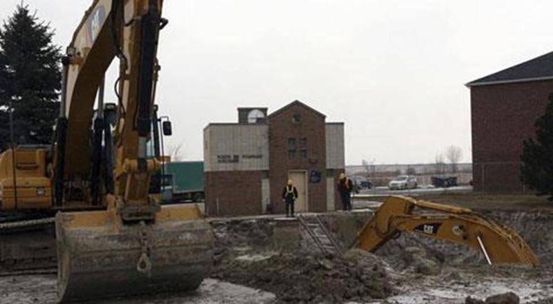 D'importants travaux sont en cours au poste de pompage Girouard, lequel fait face à la station d'épuration des eaux usées de Saint-Hyacinthe, rue Girouard Est. La firme Bertrand Mathieu, de Saint-Hyacinthe, y aménage un nouveau trop-plein, c'est-à-dire un nouveau réservoir de stockage des eaux usées. Une vanne sera également installée sur la conduite d'amenée pour que l'arrivée d'eau au poste puisse être stoppée lors de travaux d'entretien. Le coût de l'ensemble de ces transformations est estimé