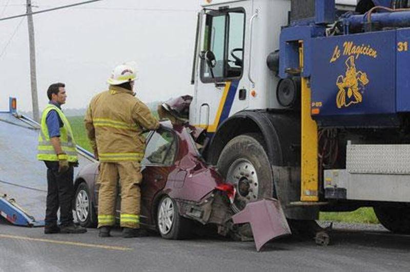 Un accident pour le moins spectaculaire s'est déroulé sur le 7 e rang à Saint-Dominique le 27 juin. Un camion a écrasé l'arrière d'une voiture sortant de l'allée d'une entrée. Les dommages ont été importants sur le véhicule. Le conducteur s'en est malgré tout sorti sans graves blessures. Il a été transporté à l'hôpital pour y traiter des blessures mineures. Les pinces de désincarcération n'ont pas été nécessaires pour le sortir du véhicule.