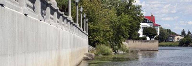 Le prolongement du mur de soutènement de la terrasse Louis-Côté, un projet dont le coût est estimé à 1,3 million $, sera finalement remis à l'an prochain, faute de temps. La Ville de Saint-Hyacinthe croyait pouvoir lancer les travaux cet automne, mais elle n'a pas encore reçu l'autorisation nécessaire du ministère du Développement durable, de l'Environnement, de la Faune et des Parcs. L'appel d'offres aux entrepreneurs généraux sera donc lancé ultérieurement. Le Ministère exige qu'une telle inte