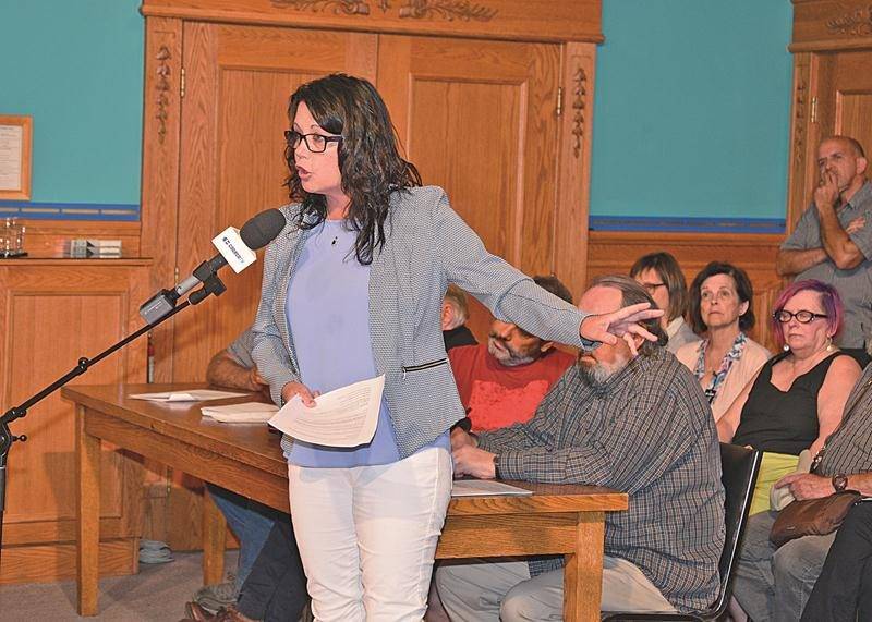 Linda Roy s’est adressée au conseil au nom des autres propriétaires du boulevard Laframboise qui contestent la note qu’ils ont reçue pour les travaux d’infrastructures de 2015. Photo François Larivière | Le Courrier ©