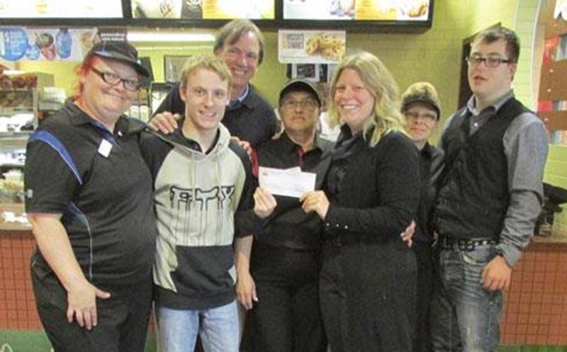 Grâce à la générosité de la population de Saint-Hyacinthe et la collaboration du restaurant McDonald, l’école René-Saint-Pierre a reçu lors de cette journée un chèque de plus de 7 000 $. Cet argent permettra d’offrir des services personnalisés à ces enfants particuliers. La direction ainsi que tout le personnel de l’école René-Saint-Pierre tiennent à remercier chaleureusement la population maskoutaine pour leur grande générosité et leur sincère implication. Votre don fait toute la différence pou