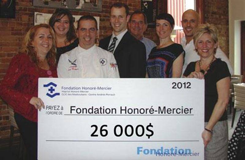 Grâce à la soirée d'encan des grands vins de Bacchus qui s'est tenue au restaurant L'Espiègle, les membres du comité organisateur ont pu remettre la somme de 26 000 $ au service de pédiatrie de l'Hôpital Honoré-Mercier.