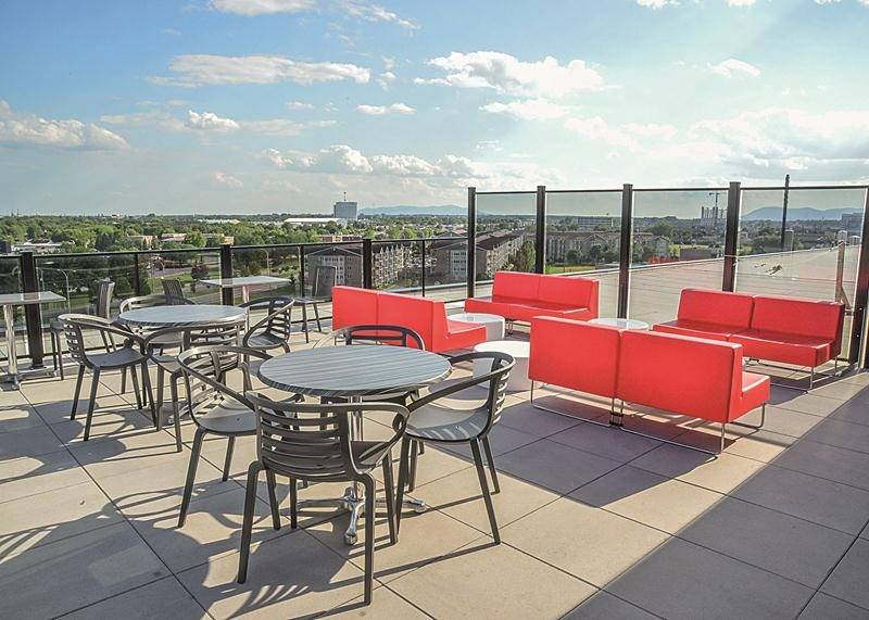La terrasse aménagée au 7e étage du Complexe Synergia offre une vue unique sur plusieurs collines montérégiennes. Photo François Larivière | Le Courrier ©