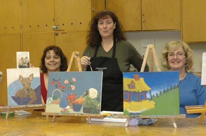 Depuis 30 ans, l’Atelier libre de peinture offre des cours réguliers, de jour et de soir, aux jeunes comme aux adultes, dans différents mediums : aquarelle, huile et acrylique. Les cours débuteront dans la semaine du 12 septembre au deuxième étage du Centre culturel (800, rue Turcot). D’ici là, vous pourrez rencontrer les professeurs lors du Carrefour du loisir aux Galeries St-Hyacinthe, le vendredi 26 août entre 18 h et 21 h et le samedi 27 août entre 10 h et midi. Pour information, on peut joi