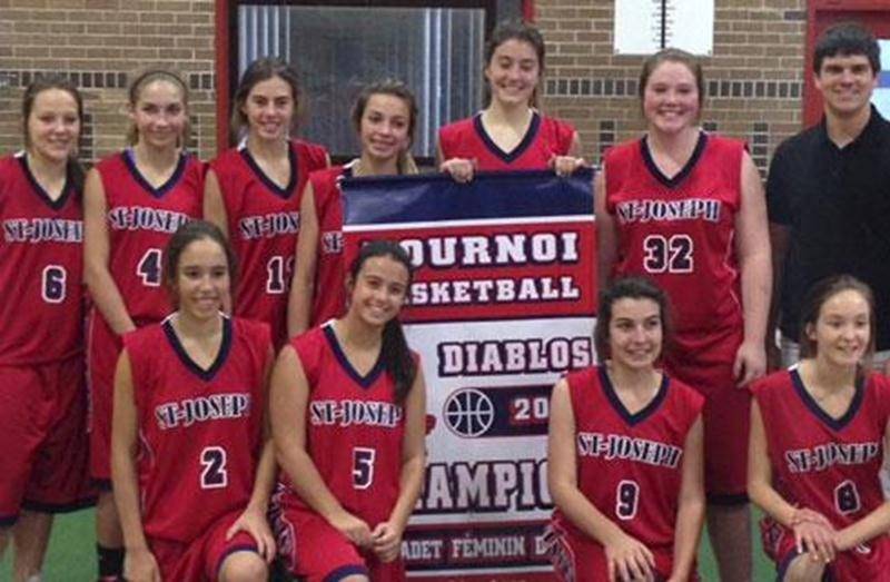 Les Patriotes de l'École secondaire Saint-Joseph cadet féminin AA ont remporté un premier tournoi de basketball cette saison lors d'une compétition à Trois-Rivières. Les Maskoutains ont enchaîné trois victoires, dont deux contre les Estacades. L'autre victoire a été signée contre l'école Marie-Rivier de Montréal. Saint-Joseph a triomphé 46 à 35 contre les Estacades en finale. Corinne Lafortune a brillé avec ses 22 points marqués dans le match pour la première position.