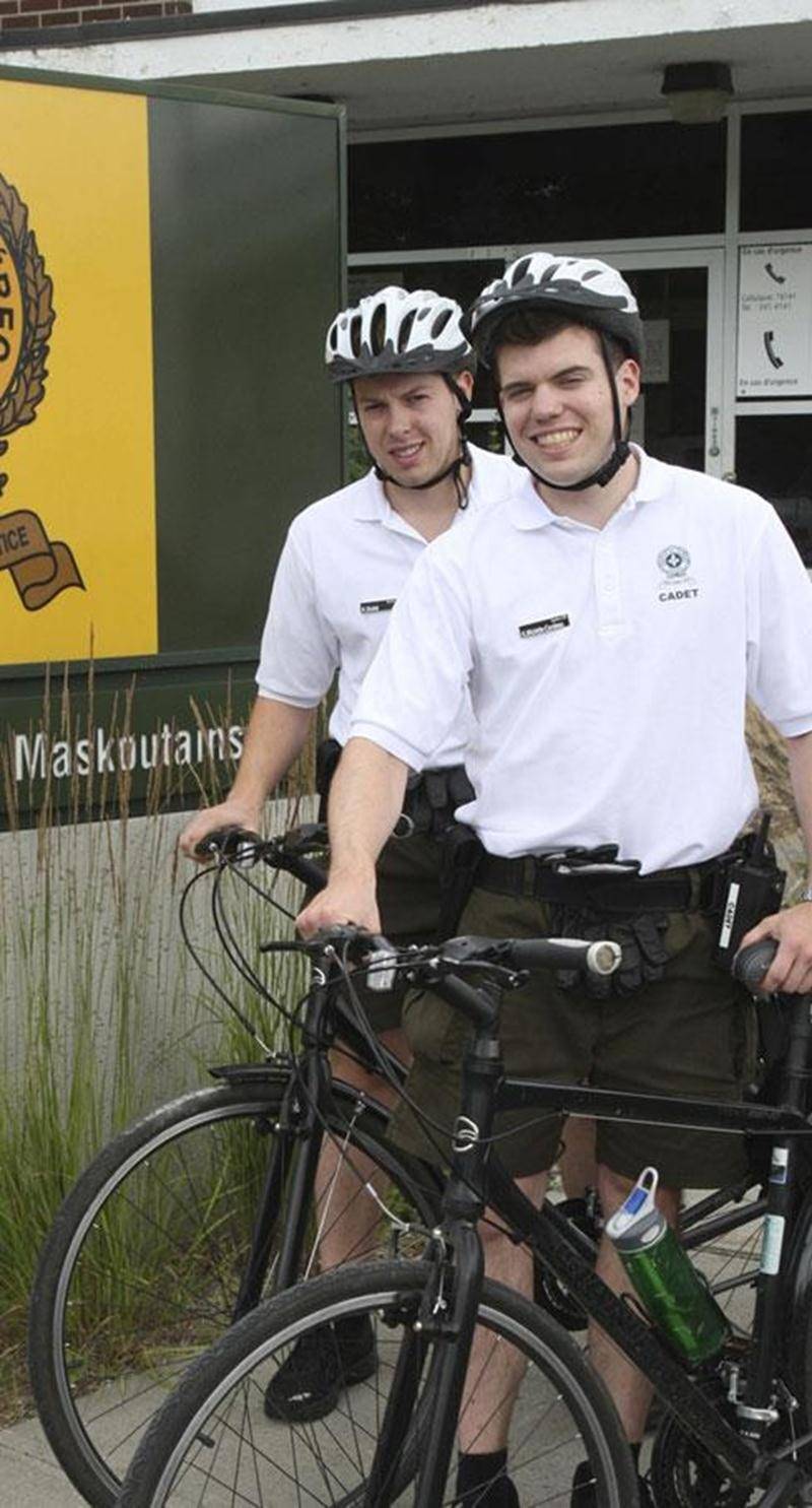 Pour accroître sa visibilité dans la communauté, le poste de la MRC des Maskoutains accueille cet été deux cadets. Kévin Dubé et Kevin Miclette-Cordeau patrouilleront le territoire jusqu'au 18 août. Ils sont tous les deux membres d’une brigade de 24 cadets – tous étudiants ou diplômés en techniques policières – qui sont répartis dans douze postes de la Sûreté du Québec. Les cadets ne remplacent pas les policiers, mais constituent une valeur ajoutée à leur travail. Ils circuleront à pied et à vél