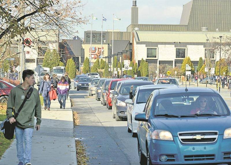 Le Cégep de Saint-Hyacinthe procédera à des changements dans son stationnement afin de réduire les files d’automobilistes... mais seulement à l’entrée. Pour une solution plus durable, il faudra attendre la seconde voie d’accès, prévue pour 2020. Photothèque | Le Courrier ©