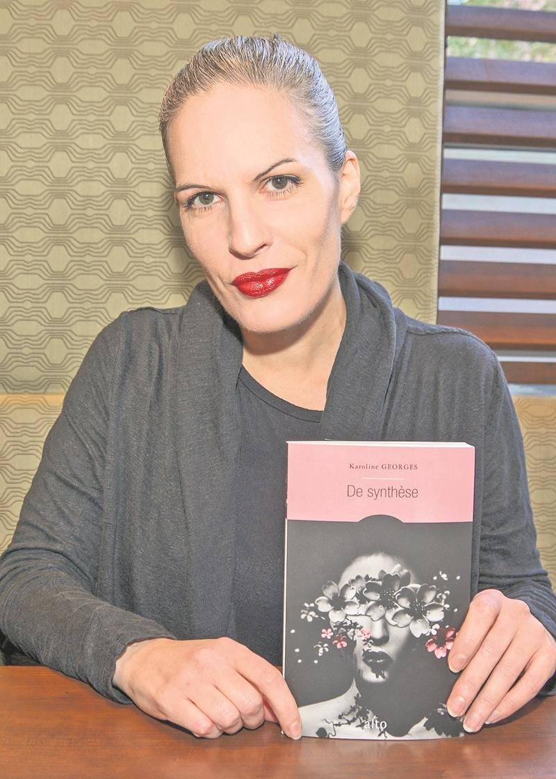 De synthèse, 4e roman pour la Maskoutaine d’adoption Karoline Georges, utilise comme couverture Perpetual Pink, photographie virtuelle créée dans le cadre du projet lié à Anouk A. Le livre a suffisamment retenu l’attention pour être en sélection pour le Prix des libraires 2018. Photo François Larivière | Le Courrier ©