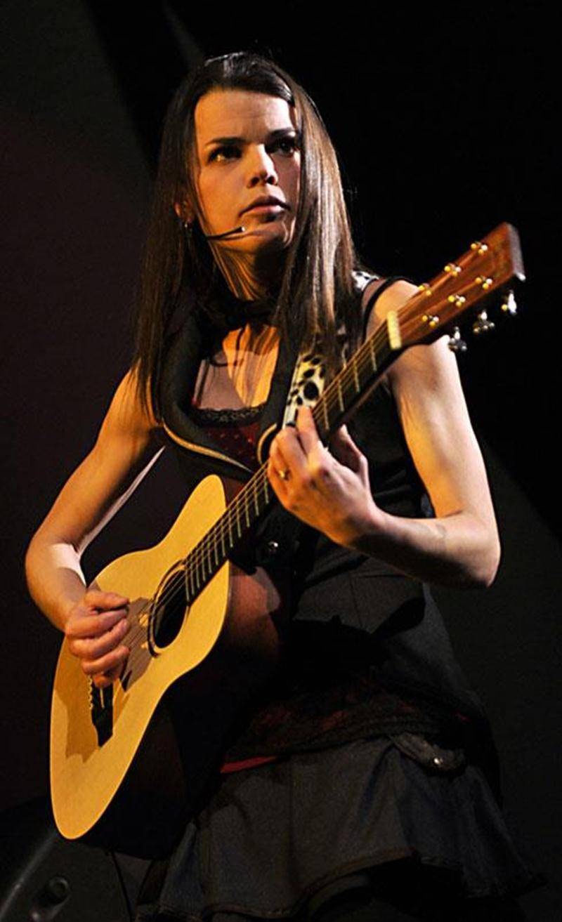 La guitariste et chanteuse maskoutaine, Amélie Di Foster, sera en prestation, vendredi, à la maison de culture Villebon de Beloeil, dès 20 h. La jeune auteure-compositrice-interprète présentera <em>Thérapie</em>, un spectacle inusité de chanson théâtrale où elle incarnera seule sur scène une psychiatre et des patients atteints de divers troubles. Amélie Di Foster s'est fait remarquer lors de l'édition 2012 de Cégep en spectacle. De nombreux prix lui ont été décernés, en plus d'accéder à la final