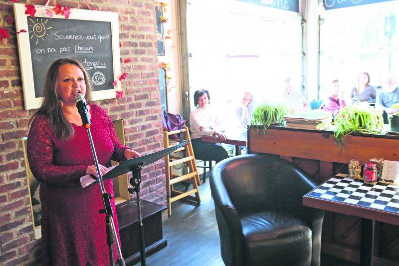 Chantal Goulet a donné un point de presse à la Brûlerie Mondor, lundi après-midi, pour annoncer sa candidature à la mairie de Saint-Hyacinthe. Photo Robert Gosselin | Le Courrier ©