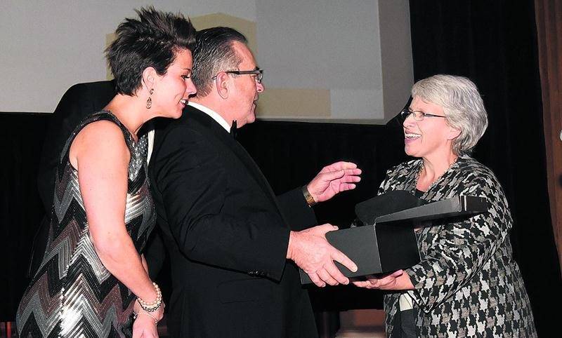 La députée néodémocrate Brigitte Sansoucy n’est pas venue les mains vides en remettant quatre verres à vin à l’effigie du Parlement du Canada aux membres de la famille Robin. Photo François Larivière | Le Courrier ©