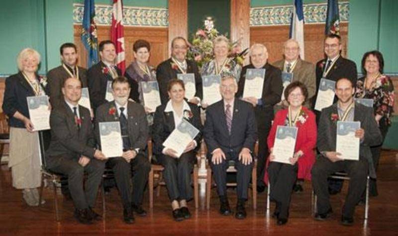 Dans le cadre de la Semaine de l’action bénévole, la Ville de Saint-Hyacinthe a tenu à souligner l’engagement bénévole exceptionnel de citoyens dans chacun de ses districts, d’un employé municipal ainsi que de deux organismes du milieu. Une réception à l’Hôtel de Ville a accueilli les récipiendaires et leurs accompagnateurs. La Ville a donc rendu hommage aux bénévoles suivants : Johanne Delage, du district Saint-Joseph; Frédéric Léonard, du district Bois-Joli; Richard Plante, du district Douvill