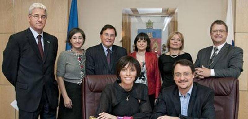 La Faculté de médecine vétérinaire de l’Université de Montréal est heureuse de souligner la générosité de deux diplômés, le Dr Joël Bergeron et la Dre Martine Jobin qui ont fait un don planifié de 500 000 $ à leur alma mater. Ce geste prend une signification particulière puisque le Dr Bergeron est président de l’Ordre des médecins vétérinaires du Québec. Sur la photo, de gauche à droite, première rangée : Dre Martine Jobin, Dr Joël Bergeron, deuxième rangée : Dr Émile Bouchard, vice-doyen au dév