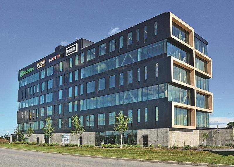 Le Complexe Synergia est le premier édifice à bureaux de Saint-Hyacinthe dont la structure est faite exclusivement en bois d’ingénierie. Photo François Larivière | Le Courrier ©