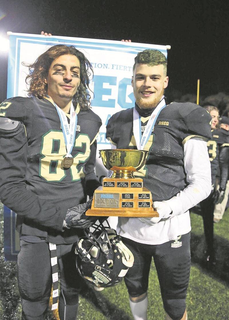 Léo Sarteel et Ézéchiel Blouin célèbrent la conquête du Bol d’Or. Photo Robert Gosselin | Le Courrier ©