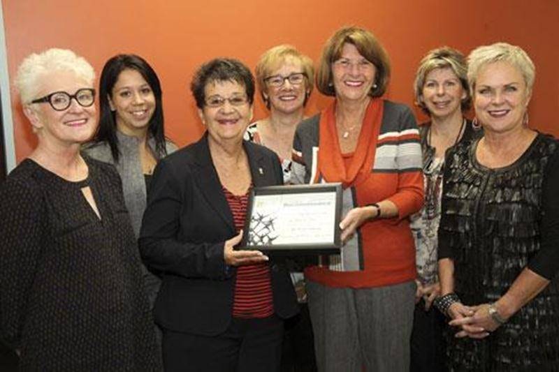 La Société canadienne du cancer et les membres du comité organisateur du Mardi de Filles ont tenu à souligner le travail gigantesque d'Huguette Corbeil en tant que présidente du Mardi de Filles. Une rencontre amicale a eu lieu dans les bureaux de la Société canadienne du cancer. Durant cette soirée, Mme Corbeil a confirmé sa présence lors de la 10<sup>e</sup> édition du Mardi de filles qui se tiendra à l’Hôtel des Seigneurs, le 30 avril 2013. Sur la photo, à l'avant, de gauche à droite : Diane S