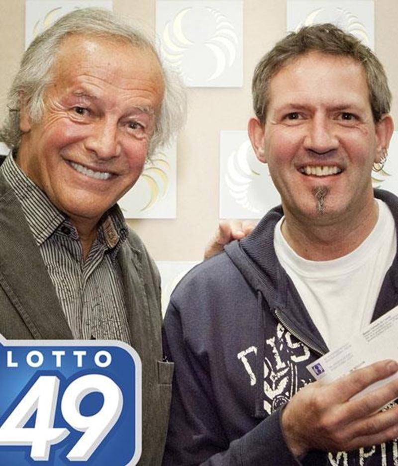 Éric Manseau a remporté le lot garanti de 1 000 000 $ au tirage du Lotto 6/49 du 16 octobre. Quelques heures avant de venir réclamer son gain au siège social de Loto-Québec, en compagnie de sa conjointe, M. Manseau a fait valider son billet chez un détaillant. À leur grande surprise, la musique du terminal s’est fait entendre et l’afficheur a indiqué 1 000 000 $. « Je ne comprenais pas ce qui arrivait et la préposée était aussi surprise que moi! », a confié le gagnant. Le coupon de validation a