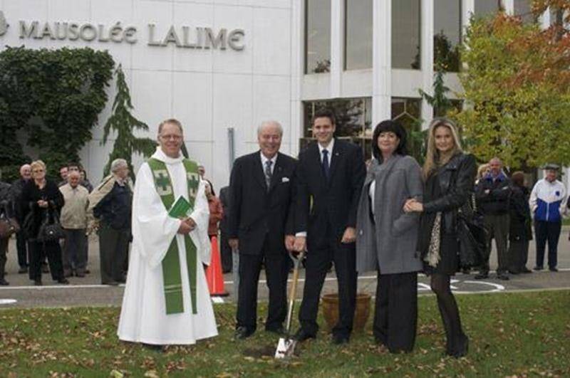 Afin d'immortaliser le 10<sup>e</sup> anniversaire du Mausolée Lalime, on a profité des récentes Portes ouvertes pour procéder à la plantation d'un arbre commémoratif. Le président-directeur général du Complexe funéraire Ubald Lalime, Yvon Marcil, s'est exécuté sous le regard attentif du chanoine Denis Lépine, d'Anthony Marcil, de Francine Leblanc et de Marie-Claude Marcil.