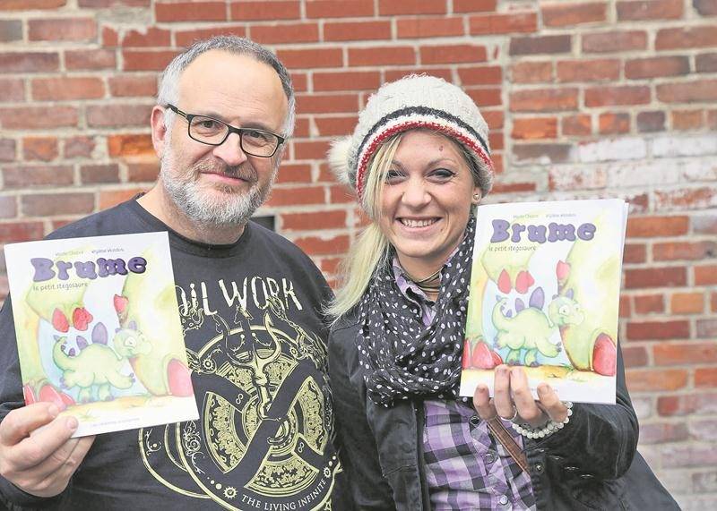 Brume le petit stégosaure n’est que le premier livre d’une série, confirment l’auteur Mario Chabot et l’illustratrice Mylène Mondou, qui travaillent déjà sur une suite. D’ici là, le livre devrait être en vente dans différentes librairies indépendantes. Photo Robert Gosselin | Le Courrier ©