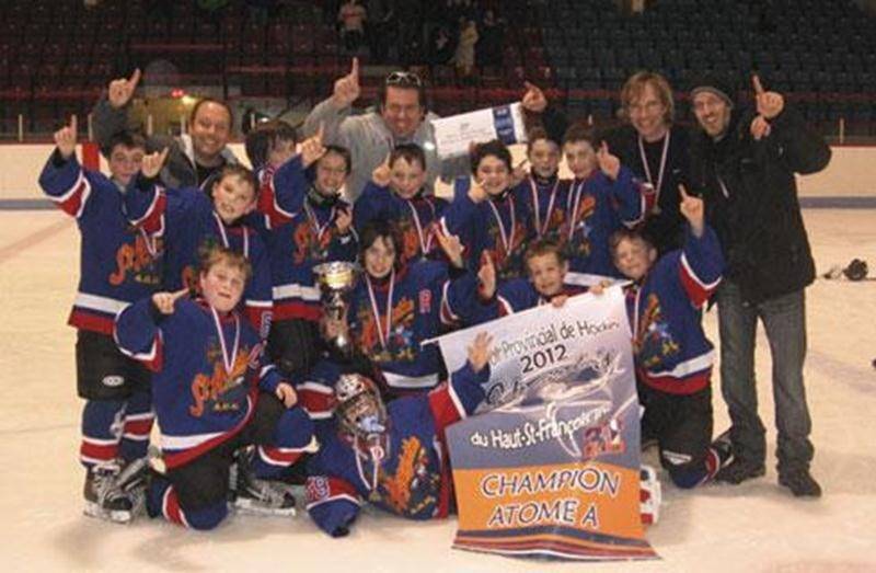 Félicitations aux Riverains de Saint-Hyacinthe en classe Atome A pour leur victoire en finale du tournoi d'East Angus, le 5 février. Les Maskoutains ont connu du succès en tournoi cette saison, avec une présence en finale à Sorel et une en demi-finale à Acton Vale. Sur la photo : première rangée; Gabriel Beauregard, Alec Belleau, Dany-Karl Lévesque et Tristan Gaucher. Deuxième rangée; Jacob Rioux, Jérémie Roberge, Émile Parenteau, Jérémie Goyette, Justin Messier, Jacob Fontaine, Ludovic Beauchem