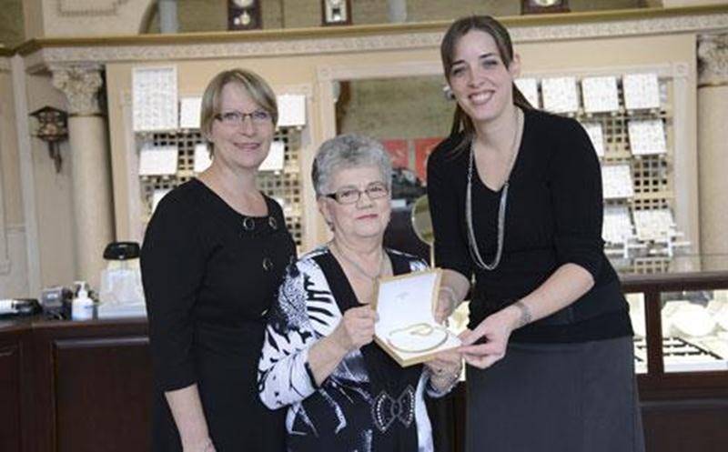Jacqueline Solis a gagné un prix de présence lors du 25 e Music-hall des aînés organisé par la Fondation Aline-Letendre de l'Hôtel-Dieu de Saint-Hyacinthe. Sur cette photo on aperçoit Mme Solis qui reçoit son prix (une chaîne en or d'une valeur de 750 $) des mains de Geneviève Phaneuf, de la Bijouterie Anodor. À gauche, Christine Poirier, directrice générale de la Fondation Aline-Letendre.