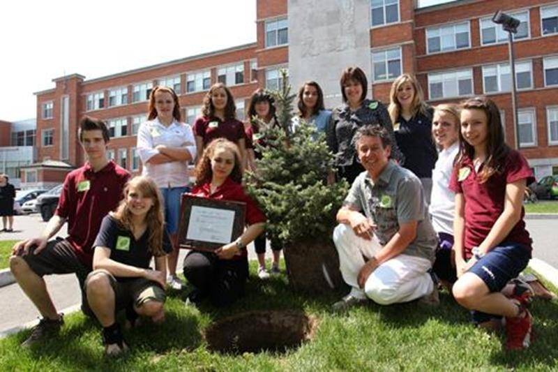 Le Comité Environnement de l'École secondaire Saint-Joseph s'associe au projet Carbone boréal de l'Université du Québec à Chicoutimi en calculant le nombre d'arbres abattus pour sa consommation en papier et en s'engageant à en planter tout autant. Pour la seule année scolaire 2009-2010, l'ÉSSJ estime avoir utilisé 12 tonnes de papier pour répondre à ses besoins en photocopies, soit un peu plus de 227 arbres. Le 6 juin, l'école a procédé à la plantation de deux arbres symboliques devant son entré