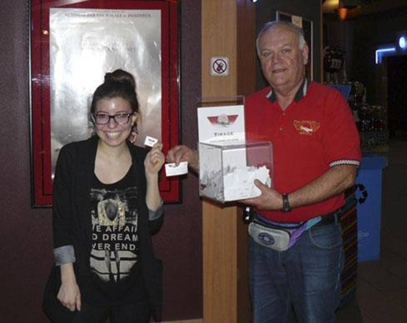 Chrystiane Boucher, employée des Galeries St-Hyacinthe, a été désignée par le sort pour remporter l’avion modèle réduit prêt à voler offert par le Club Aéromodéliste Maskoutain dans le cadre de son exposition d’aéronefs miniatures qui s’est déroulé les 8, 9 et 10 mars. Comme l’heureuse élue se trouvait au travail lors du tirage, les représentants du Club se sont déplacés jusqu’à l’entrée du Cinéma 8 pour la prise de la photo.