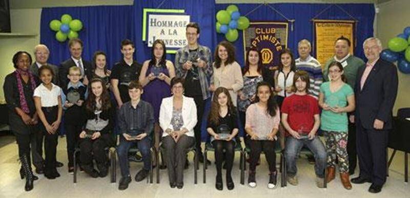 Chaque année, le Club Optimiste Douville honore des étudiants du primaire et du secondaire pour leur belle attitude, leur persévérance, leurs accomplissements et leur sens des responsabilités. Le dimanche 21 avril, 14 étudiants ont reçu un hommage bien mérité en présence de leurs parents, professeurs, directeurs et de certaines personnalités. Chaque étudiant a reçu un trophée et 25 $ en bons d’achats à dépenser aux Galeries St-Hyacinthe. Bravo à cette belle jeunesse et au comité organisateur! Ce