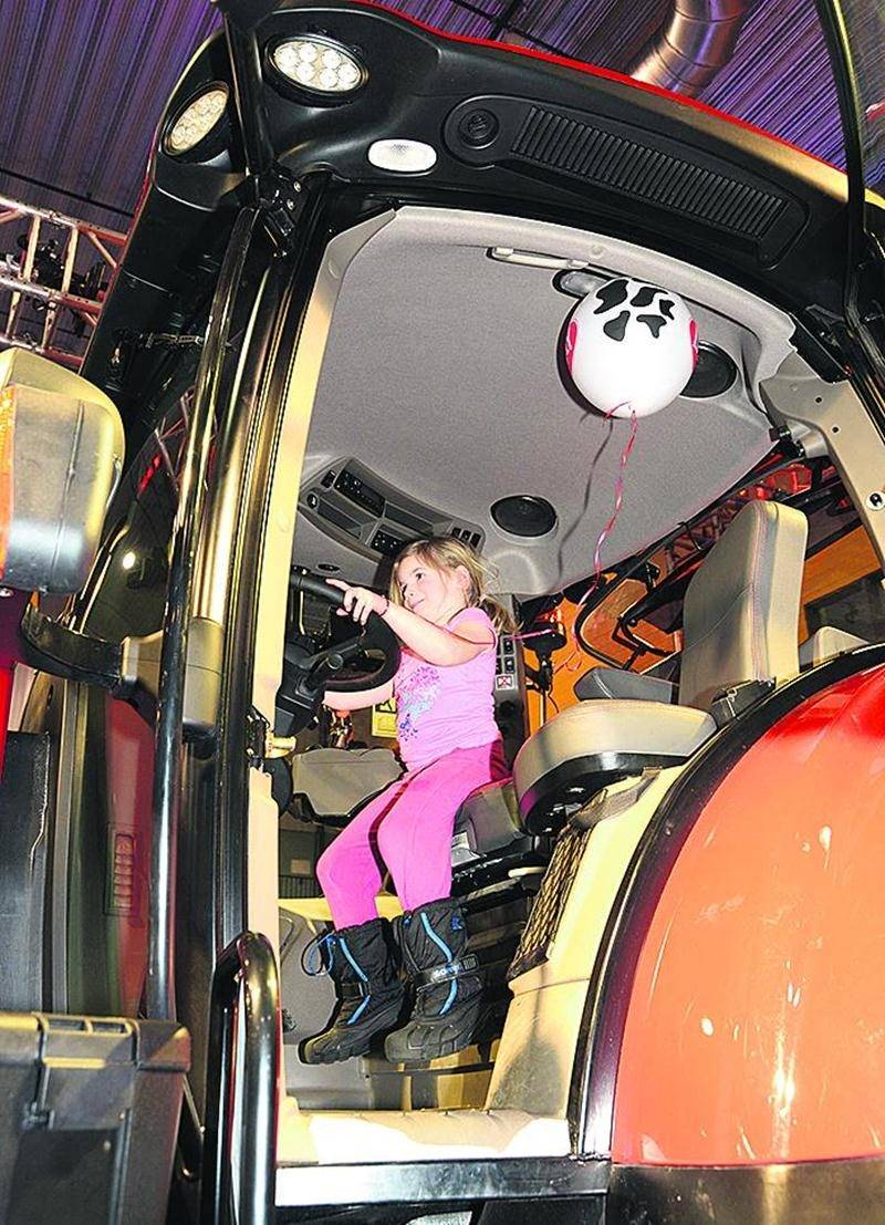 Peu importe si les pieds de cette fillette ne touchent pas les pédales. Le plaisir reste entier de vouloir conduire un imposant tracteur.Photo François Larivière | Le Courrier ©