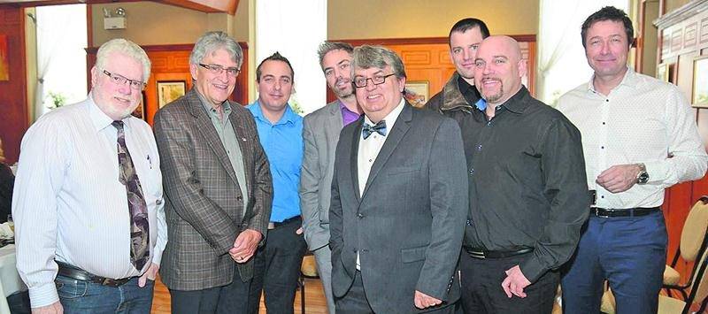 Dans l’ordre habituel : Jean-Pierre Julien, de Consultations Média Plus; Guy Lussier, président de Lussier Chevrolet Buick GMC; Sylvain Laplante, directeur des ventes de véhicules neufs chez Honda Casavant; Brian Cléroux, directeur des ventes chez Kia Saint-Hyacinthe; Marc Bouchard, Christophe Lambert, directeur général de Kia Saint-Hyacinthe; Stéphane Gingras, directeur des ventes d’autos usagées chez Honda Casavant; et Alexandre Lambert, directeur général de Honda Casavant. Photo François Lari
