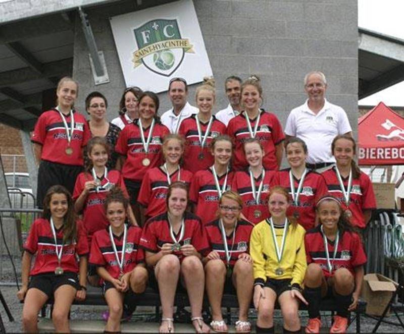 Après les équipes mixtes, voilà que les équipes locales féminines ont été couronnées à la Coupe Saint-Hyacinthe. Chez les U 9-10, Sainte-Rosalie a défait Bourg-Joli en finale, tandis que chez les U 11-12, Saint-Liboire a triomphé contre Douville dans le match pour la médaille d'or. Douville a aussi accédé à la finale chez les U 13-14, mais s'est inclinée contre Sainte-Rosalie (sur la photo) en tir de barrage. Douville s'est repris chez les U 15-16 en remportant la médaille d'or devant Bourg-Joli