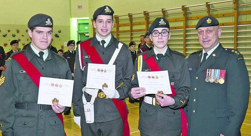 Les capitaines-chef suivants ont obtenu leur grade d’adjudant. Il s’agit des capitaines-chefs Pascal Hamel, Olivier Chagnon et Raphaël Rodier. Ils posent ici en compagnie du lieutenant Daniel Préfontaine, RSPJ et Officier des opérations.