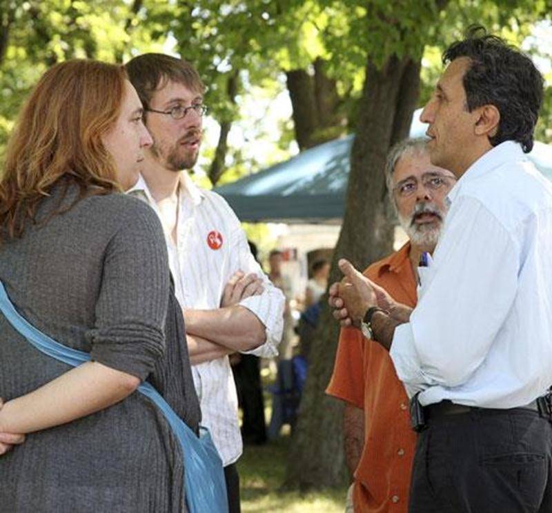 Le coporte-parole de Québec solidaire, Amir Khadir, est venu pique-niquer avec les citoyens de Saint-Denis-sur-Richelieu et quatre candidats solidaires de la région le 19 août. La question des gaz de schiste a été au coeur des discussions. L'équipe de Québec solidaire souhaite abandonner les énergies fossiles et privilégier davantage sur le développement d'énergies alternatives sans risque pour l'environnement. Plus de 50 personnes ont participé à ce pique-nique solidaire avec (de gauche à droit