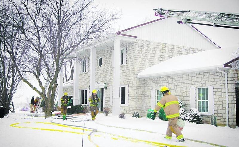 Un incendie de nature accidentelle a causé des dommages importants à une résidence de la rue Frontenac à Saint-Hyacinthe (secteur Douville) le 9 janvier en matinée. Les flammes auraient pris naissance près d’une installation de foyer au sous-sol de la demeure, a indiqué Brigitte Massé, directrice des Communications de la Ville de Saint-Hyacinthe. Le brasier s’est propagé aux murs et aux planchers pour atteindre le rez-de-chaussée. Une seule personne se trouvait sur place et a été évacuée. Une qu