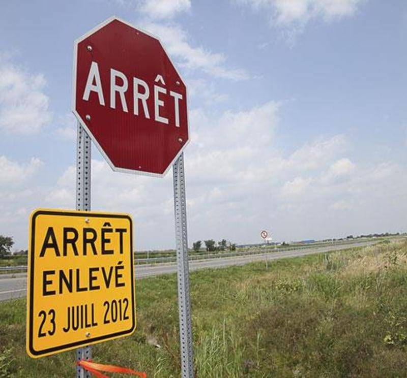 On vient de corriger une curiosité à Saint-Hyacinthe, en enlevant les panneaux d'arrêt obligatoire installés à l'entrée et à la sortie de l'échangeur Pinard, du côté des installations d'Hydro-Québec, le long de l'autoroute 20. La Ville de Saint-Hyacinthe prévient également qu’une nouvelle voie de refuge temporaire a été aménagée sur le boulevard Casavant Ouest et que le virage à gauche sera autorisé afin d’accéder à l’une des entrées des Galeries St-Hyacinthe. Une orientation à long terme sera p