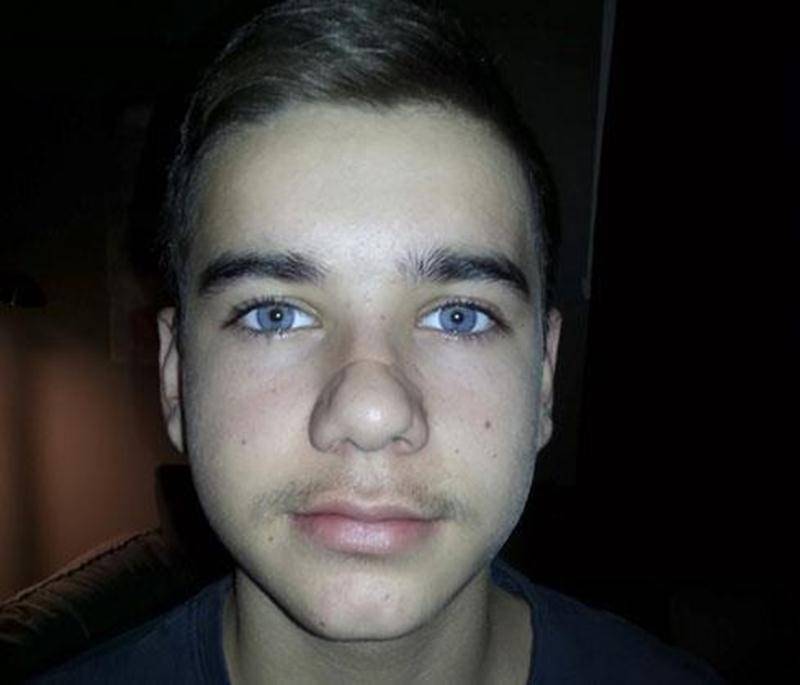La Sûreté du Québec a lancé mardi un appel à la population afin de retracer Jonathan Labrecque-Desrosiers, 14 ans, qui serait possiblement en fugue. Il a été vu pour la dernière fois en après-midi le 22 mars sur la rue Eugène-Tremblay. Après sa journée de classe le 21 mars, il n'est pas retourné à son domicile. Il pourrait se trouver dans la région de Saint-Hyacinthe ou dans la région de Laval, endroit où il a déjà résidé. Il mesure 1,70 m et pèse 59 kg. Il a les cheveux bruns, les yeux bleus et