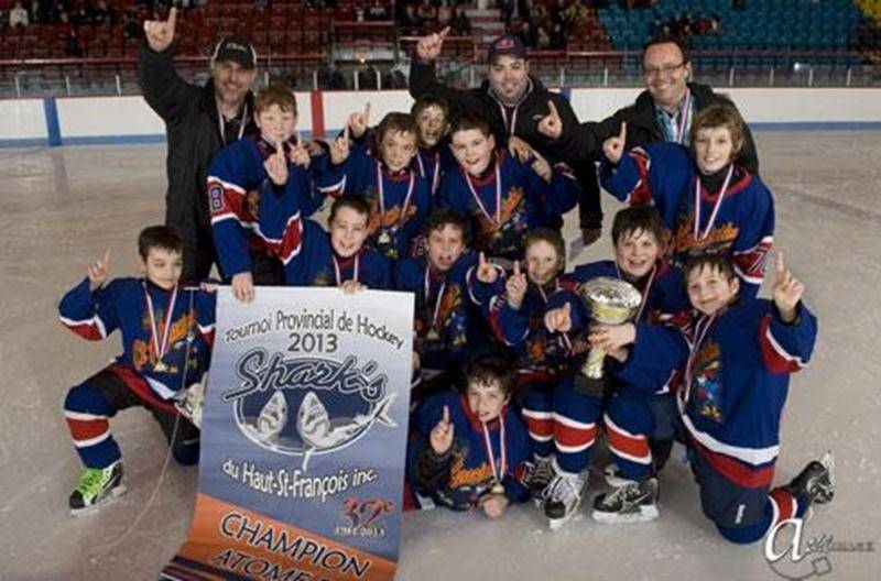 Les Gaulois de Saint-Hyacinthe en catégorie atome B ont remporté le tournoi de East Angus le 10 février dans un match serré en finale qui s'est conclu par la marque de 1 à 0. C'est le deuxième tournoi remporté cette année par cette équipe, elle qui a également triomphé au tournoi de Kingsay Falls en décembre. Rangée du bas : Jérémy Rousseau-Viens, Justin Roy, Jacob Mathieu, Joey Picard, Louis-Charles Désourdy, Benjamin Giroux, William Borduas. Deuxième rangée : Alexandre Gauthier, Raphaël Besset